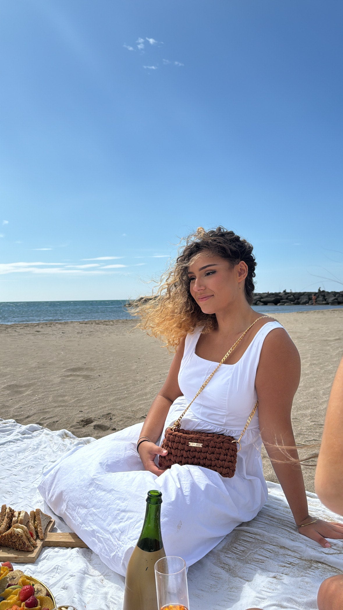 Pochette avec chaine pour soirée ou journée portée en journée en bord de plage
